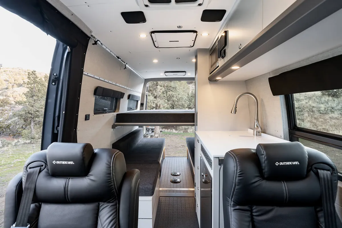 OutsideVan_Sprinter170_4WD_Approach_Original_Highlight02